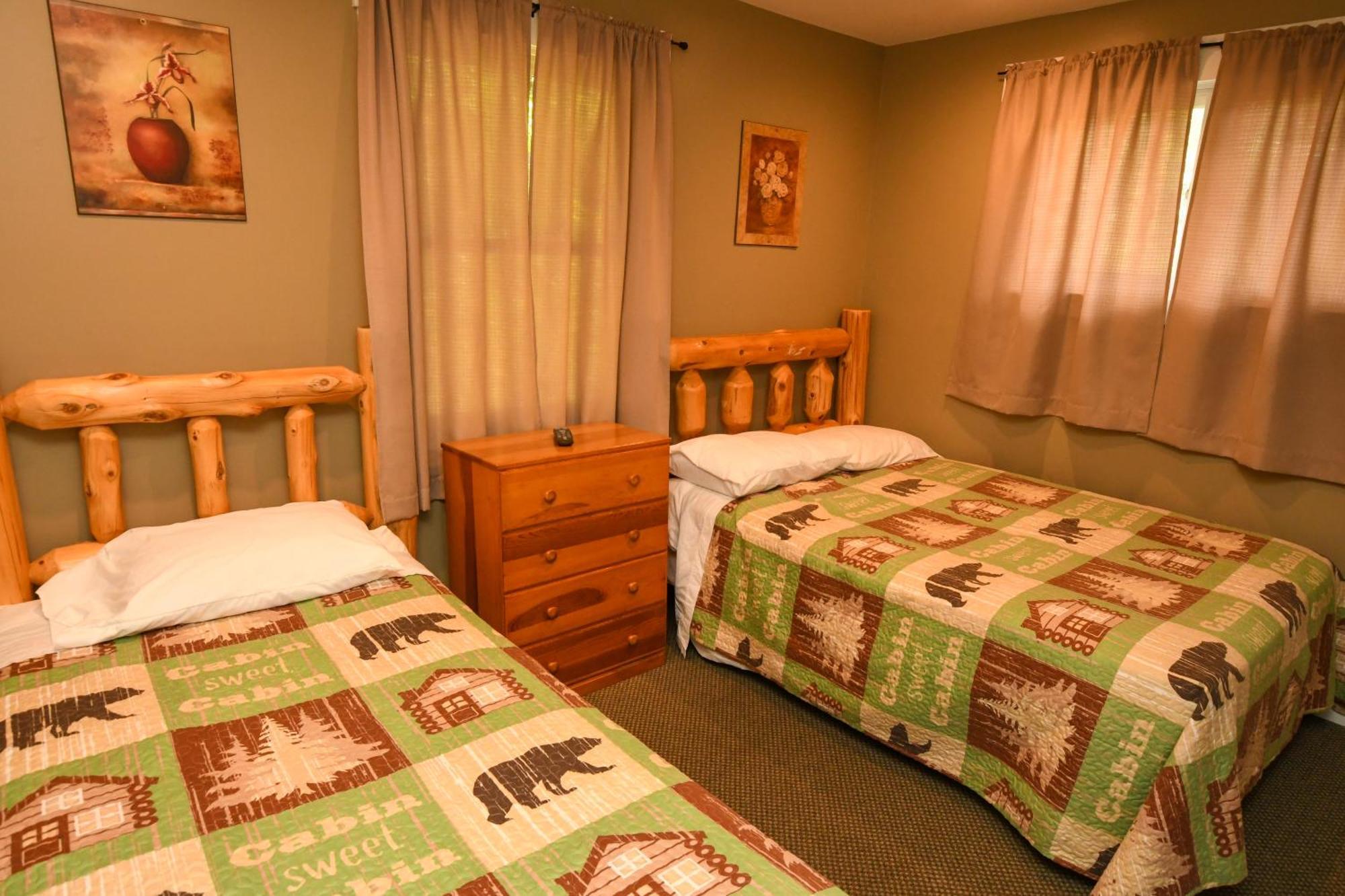 Lake George Diamond Cove Cottages, Cabins, & Hotel Exterior photo